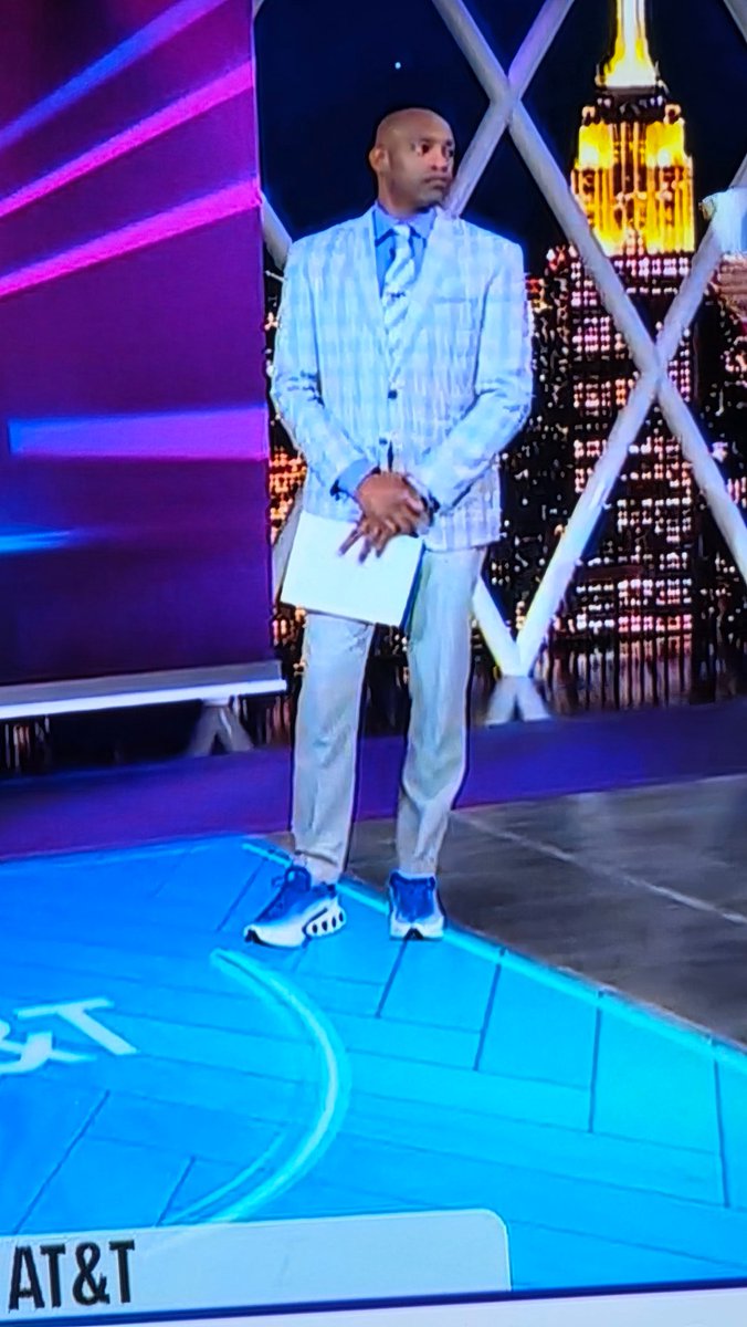 Joe_Smack's tweet photo. Vince Carter This Ain't It Bruh, Top Sode  Is Screaming Easter From 96. With Shoes Working A 12 Hour RN Shift 🤣🤣 #NBAOnNBC https://t.co/Hx4Ot2my5g