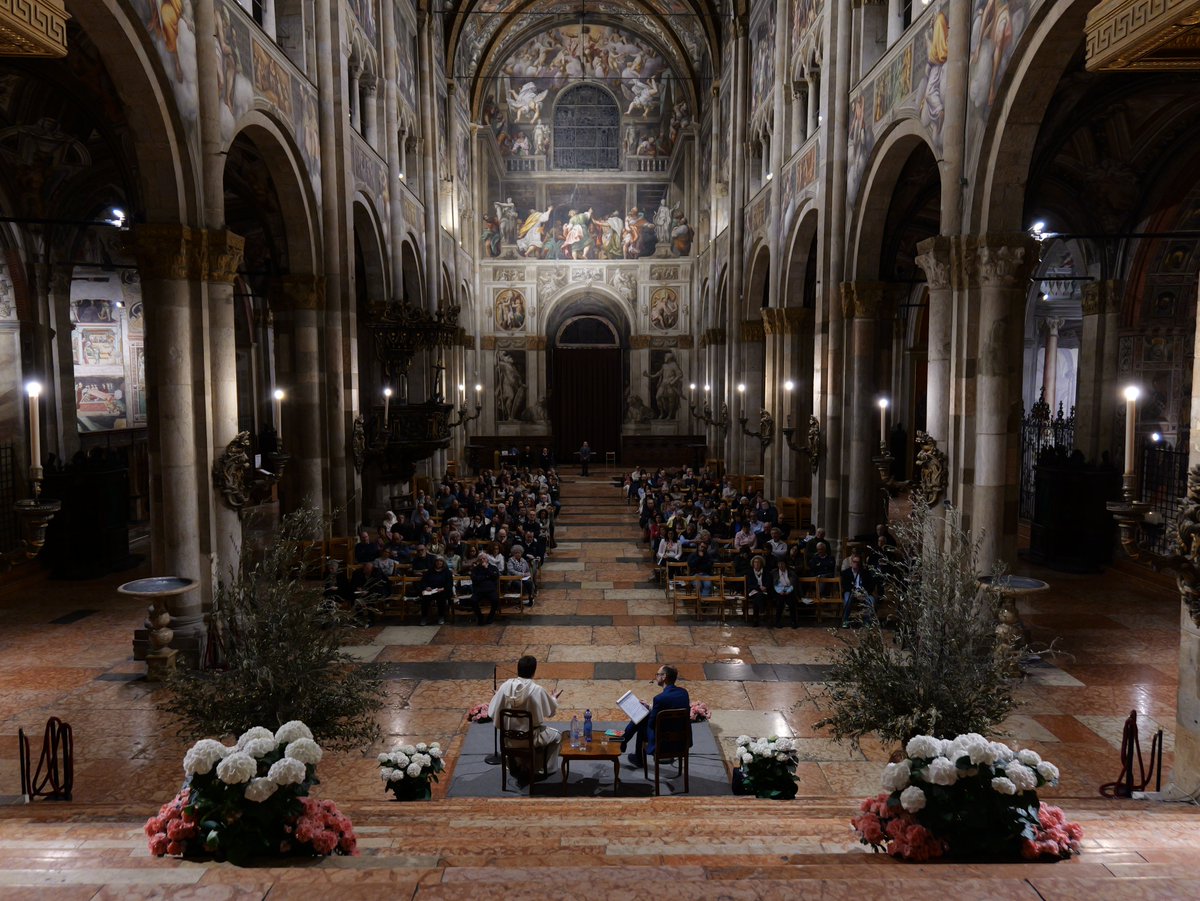 LVaticana's tweet image. 22 aprile Un incontro partecipato ieri nella Cattedrale di #Parma per la presentazione del libro QUANDO ARRIVA LA FELICITÀ 📕 con l'autore, Adrien Candiard, in dialogo con Matteo Liut, giornalista di @Avvenire_Nei e alla presenza del vescovo. 
Un momento di ascolto e domande, in