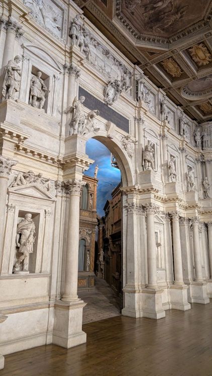 SonoitaliaInfo's tweet photo. #Venetien: Das #Teatro #Olimpico in #Vicenza – das letzte Meisterwerk von Andrea #Palladio 👉https://t.co/yJK6hUE57i @TurismoVeneto @CiaoNico https://t.co/vA78f2Rkf8