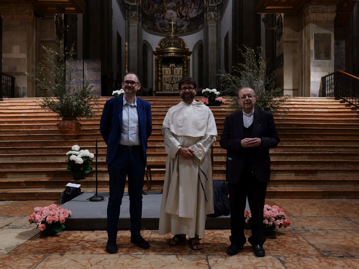 LVaticana's tweet image. 22 aprile Un incontro partecipato ieri nella Cattedrale di #Parma per la presentazione del libro QUANDO ARRIVA LA FELICITÀ 📕 con l'autore, Adrien Candiard, in dialogo con Matteo Liut, giornalista di @Avvenire_Nei e alla presenza del vescovo. 
Un momento di ascolto e domande, in