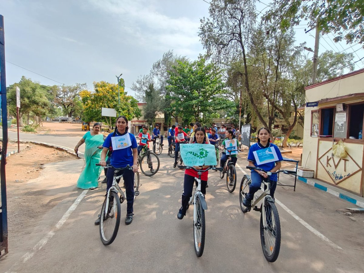 KVTirumalagiri's tweet image. Your planet needs you! 🌿

PM SHRI @KVTirumalagiri  Class IX students cycle rally for #InternationalMotherEarthDay

Theme:"Elimination of Single Use Plastic"

Posters + Cycles = Awareness 🚴‍♀️

#EarthDay
#SayNoToPlastic 
#cyclerally
@KVS_HQ 
@KvsHyderabad 
@EduMinOfIndia
@NEP2020