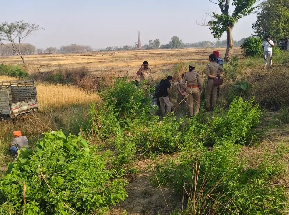 rahasyanews1's tweet photo. अधजला शव मिलने से मचा हड़कंप,मौके पर पहुंचे ASP,CO,शिनाख्त में जुटी पुलिस

महराजगंज श्यामदेउरवा थाना क्षेत्र सेमरा चंदौली का मामला @maharajganjpol https://t.co/N5UFPWgj8i