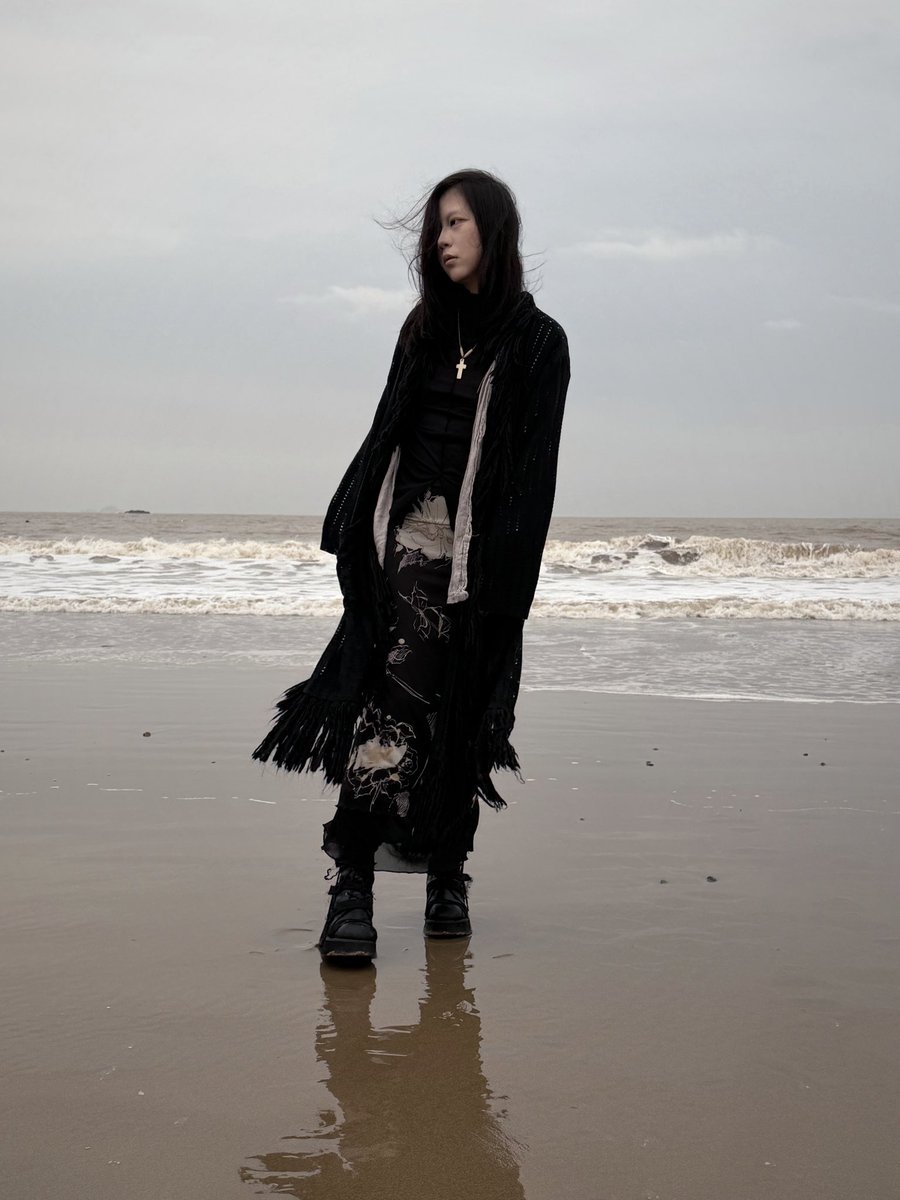 沙丁鱼从地面钻出来 tweet media