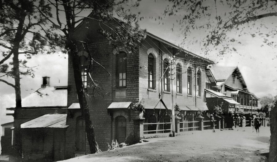 dhauladhar57421's tweet image. 🌄 Hidden in the hills of Kasauli.
The Grand Hotel of the 1800s now Grand Maurice Heritage Lodge still tells stories of the Raj 🇬🇧🏨
#Heritage #Hotel #Kasauli #History #Himachal