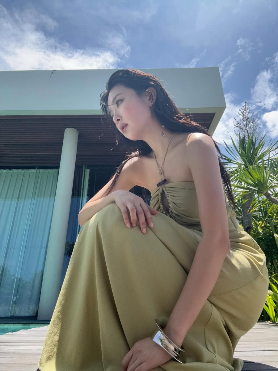 260422 seulstagram update

"Bali was nice 🥹✨️"

🎶 Augustine • Sun In Her Eyes

instagram.com/p/DXbB-iFERxQ/
#레드벨벳 #RedVelvet #슬기 #SEULGI <a href="/RVsmtown/">Red Velvet</a>