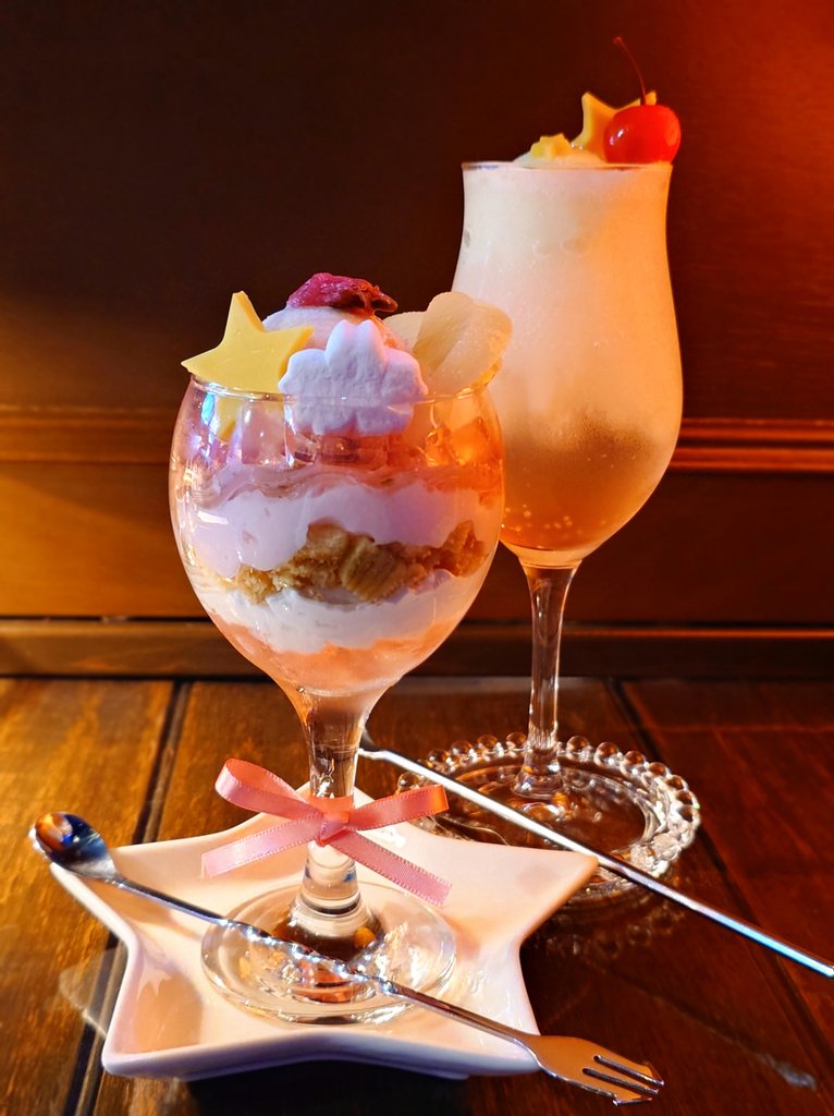 AIMKZ's tweet photo. 今月の #Andart さん*.∗̥⁺ 
『4月の誕生石 モルガナイト』
誕生石のクリームソーダは桜のシロップ🌸『桜と白桃』のパルフェと季節のトースト🍞✨ パルフェめちゃくちゃ美味だし桜のマシュマロ可愛いし桃もちうまー(*´﹃｀*) トーストの飾り付けも素敵〰️ 毎月見て食べて楽しませて頂けて幸せ🩷 https://t.co/sa44M54Qvu