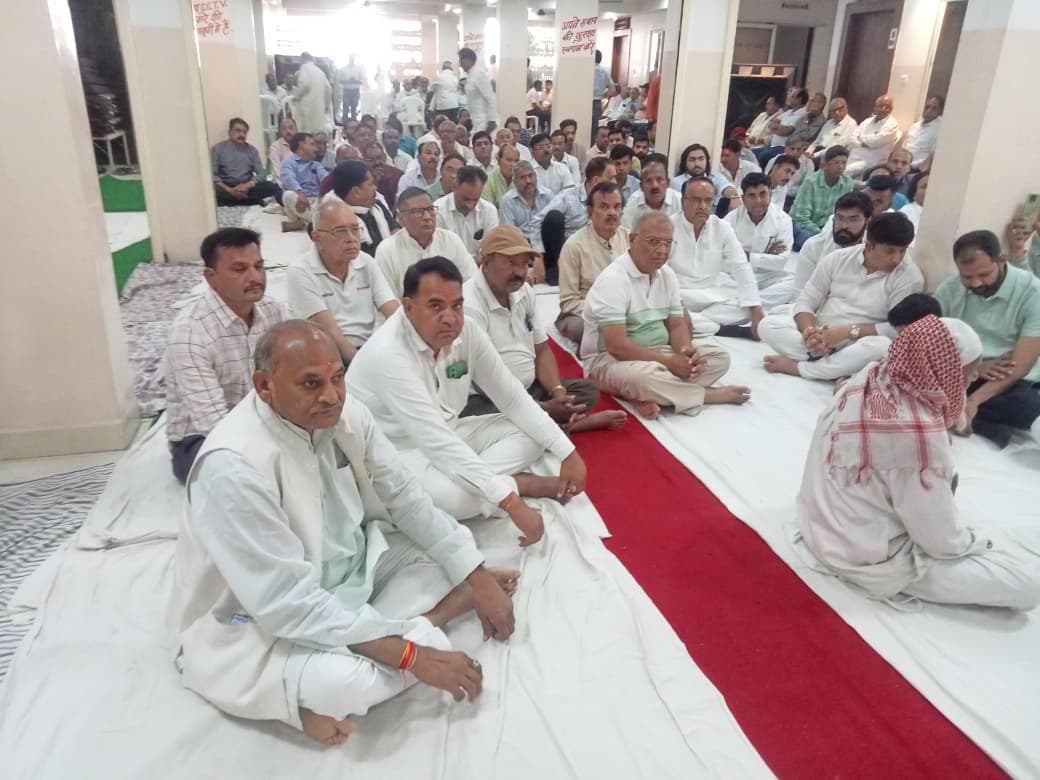 ShashankBJPVDS's tweet photo. पूर्व कांग्रेस ब्लॉक अध्यक्ष स्व. वीरेंद्र पीतलिया जी के श्रद्धांजलि कार्यक्रम में शामिल होकर उन्हें भावपूर्ण श्रद्धांजलि अर्पित की तथा उनके साथ बिताए गए संस्मरणों को भावुक मन से याद किया। https://t.co/kQhHvMR9ND
