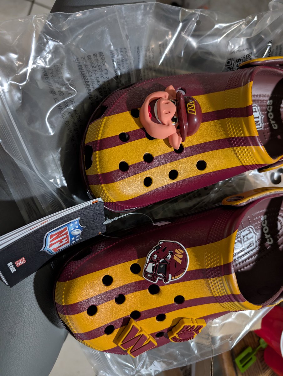 Edweirdo_956's tweet photo. @Crocs @Commanders didn't think they'd get here that fast #crocs #commanders #nfl https://t.co/nOErFLmwGU