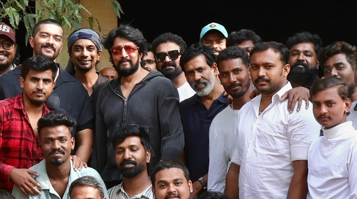 BDKSFAOfficial's tweet image. Yesterday Exclusive Pic.!📸💥

#MangoPachcha Shooting Wrapped.!😻💥

Namma @KicchaSudeep Boss 👑

@sanchithsanjeev @iampriya06
#KicchaSudeep #Sanchith
#KicchaBOSS #Kiccha48 #BRB