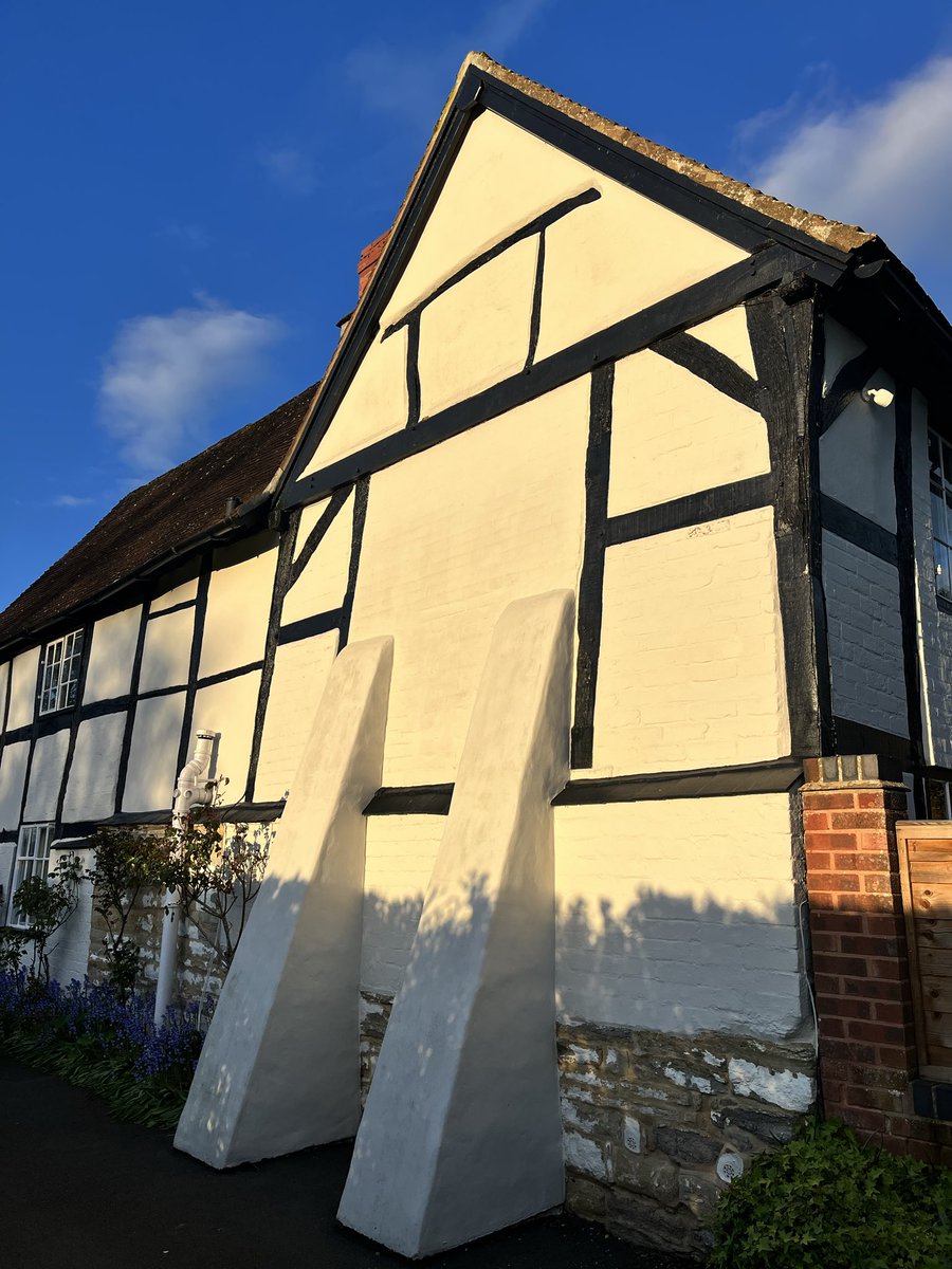 angelaproudnan's tweet image. Here’s a fabulous wall for this weeks #WallsOnWednesday #cottage #antique #history #architecture #wednesdaythought