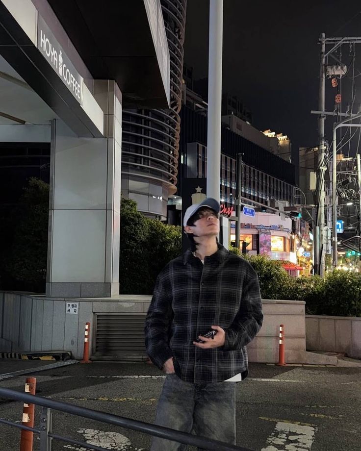 HOURLY FIRST tweet media