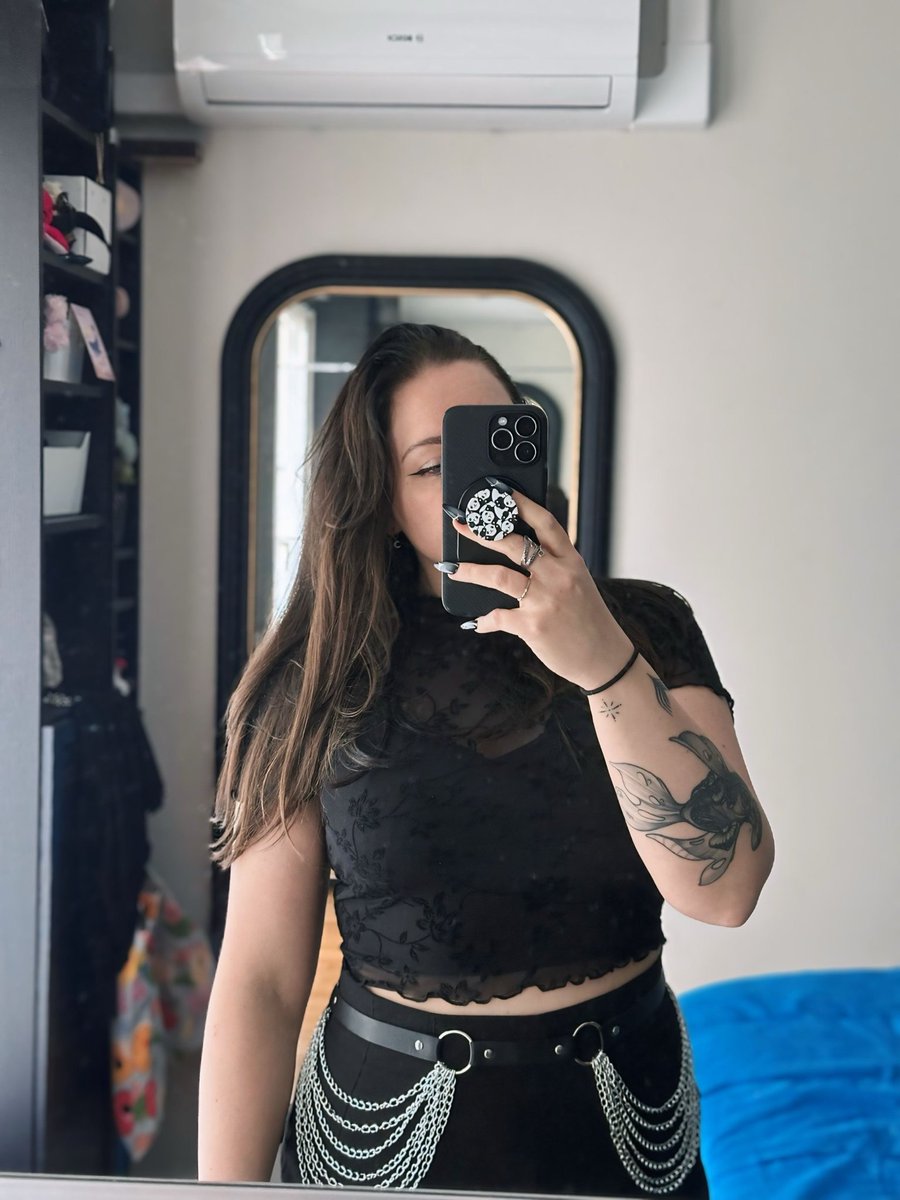 tapetite_cassie's tweet image. Je fais du bruit quand je marche 
#chains #outfit #ootd