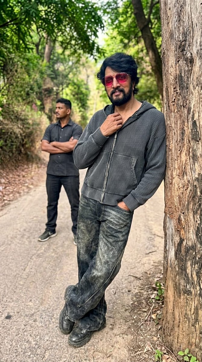 BDKSFAOfficial's tweet image. Yesterday Exclusive Pic.!📸💥

#MangoPachcha Shooting Wrapped.!😻💥

Namma @KicchaSudeep Boss 👑

@sanchithsanjeev @iampriya06
#KicchaSudeep #Sanchith
#KicchaBOSS #Kiccha48 #BRB