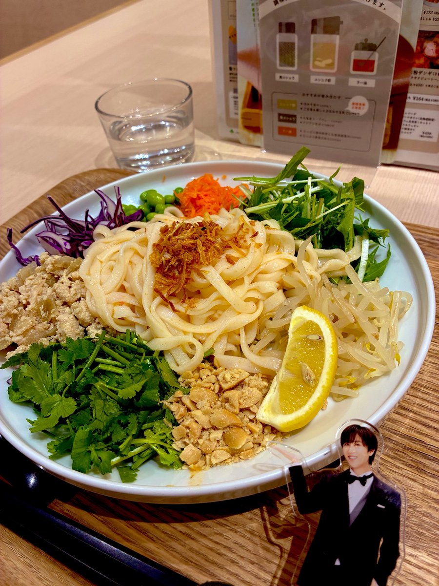 mint_snow0721's tweet photo. お野菜たっぷりでお米麺ヘルシーでアジアンでとっても美味でした😋
元気でたー💪💚
#comen
#アジアン
#ヘルシーランチ https://t.co/skKJjV0DKG