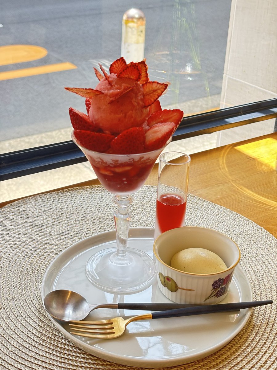 shonsuke3939's tweet photo. ちょっと前に食べたパフェ🍓

パフェは映えも大切だけど心がときめく

美味しさが大事。 https://t.co/OFHccw0isE