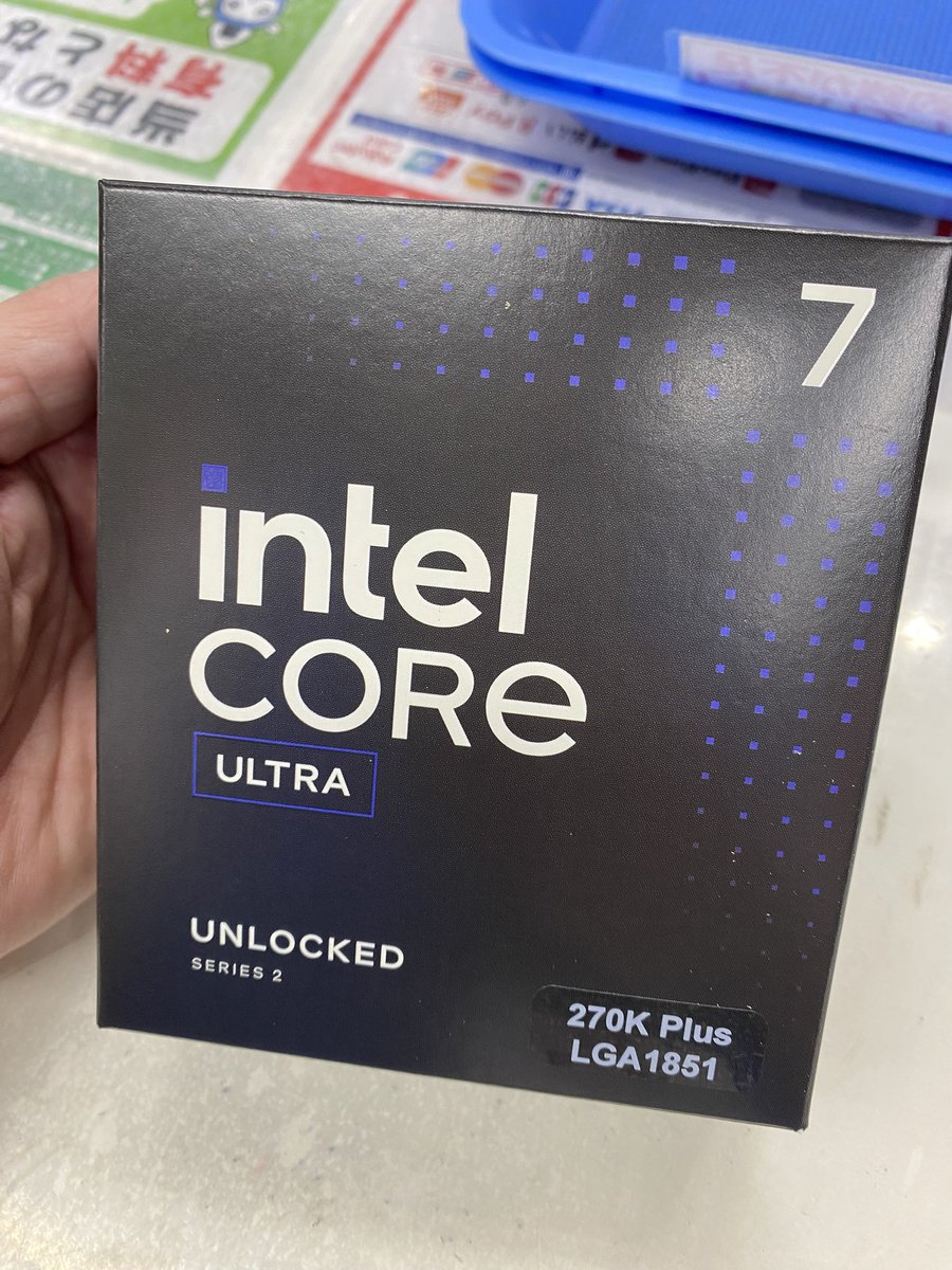PK_akibahonten's tweet image. 【入荷しました】
INTEL
CoreUltra7 270K Plus
販売価格：59,800円
初回入荷以降長らく在庫を切らして
おりましたが再入荷してます！
24コア24スレッドでキャッシュも40MB、
さらに今回メモリーはDDR5-7200対応となってます。
#INTEL #CoreULTRA #パソコン工房