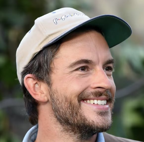 enieleda_m's tweet image. HIM 🤎

#jonathanbailey