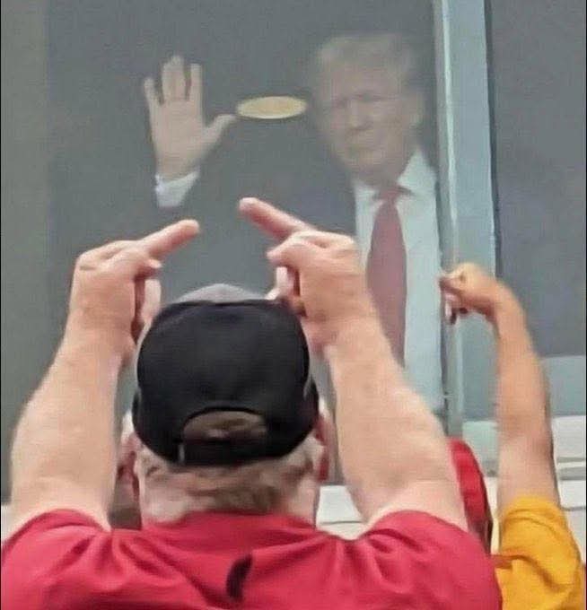 kodelparty's tweet image. Get your Collectible #Banksy lapel pin today. PayPal.me/FairyHeartsOrg…
FREE SHIPPING