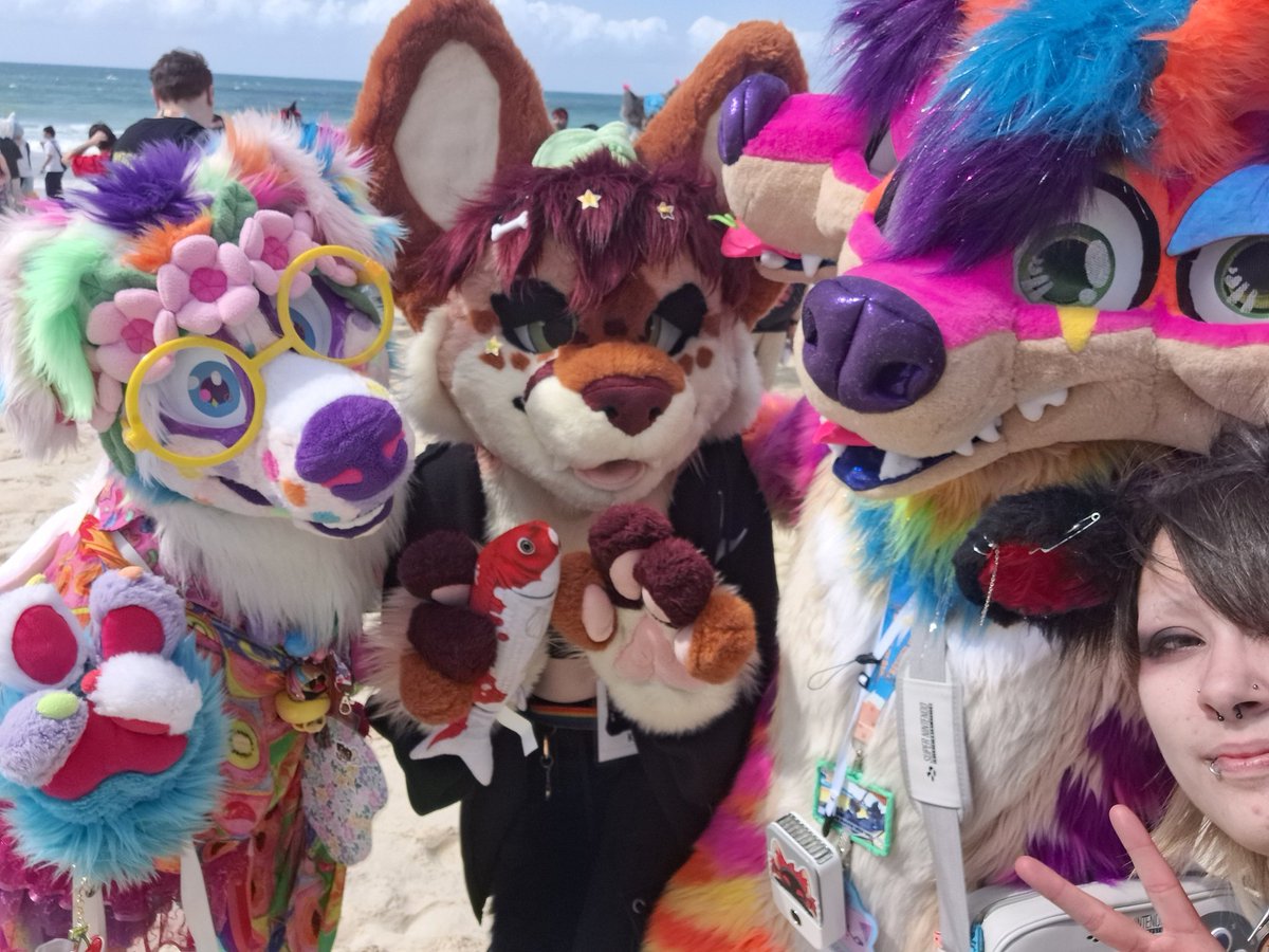 kipkitt's tweet photo. I MISS @FURDUCON SO BAD OH MY GOD . thank u so much @ratriander for coming w me and taking photos and being epic and the love of my life im so happy GUHHH 🥺🖤💫✨️ https://t.co/AWMee8R12z