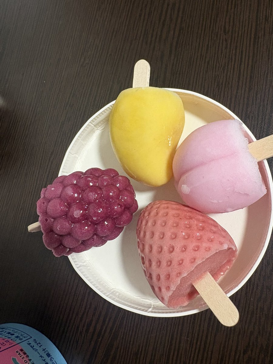 a2y2u6's tweet photo. セブンで発売された3Dフルーツポップス🍇🍓🍑🥭

私が食べたいって言ってたこと覚えててくれて

セブンに行ったばしゅたろうが買ってきてくれた☺️

マンゴーはやっぱり苦手だったけど他のはとっても美味しかった🤤

3Dアイスよりこっちの方が私は好き😌 https://t.co/JFmUnb7Mwi