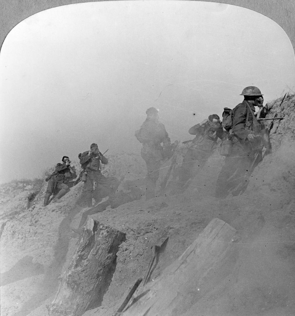 HistoryExtra's tweet photo. #OnThisDay in 1915, chlorine gas was used as weapon for the first time. The weapon was deployed by German forces at the second battle of Ypres. The gas spread across a section of the front manned by French and north African troops.

📸 Getty https://t.co/OAAlqPZ7N4