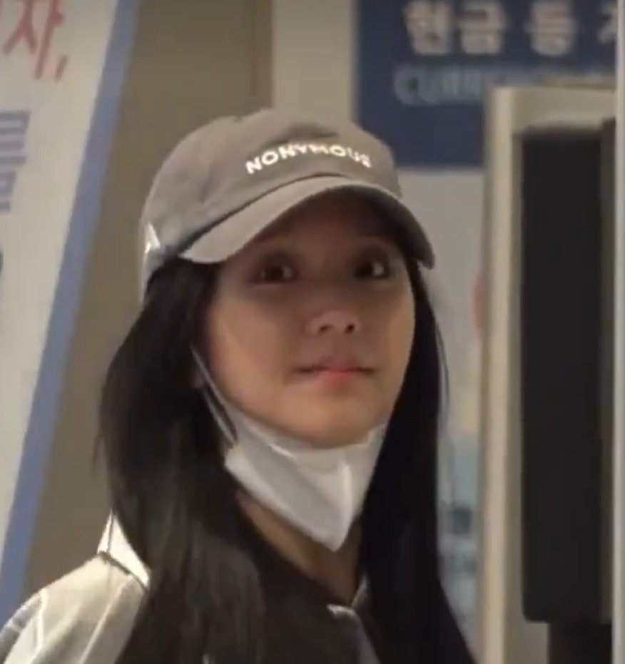 sooyaland103's tweet photo. JISOO: I'm actually a very sensitive person a very detail-oriented person I just don't show tears outside I actually cry inside! 

And here her swollen eyes say it all but she still hiding it with her smile LOVE YOU MOTHER! https://t.co/Tf0qcSNEw8