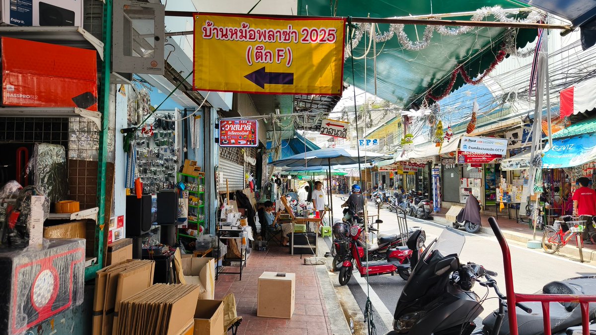 ThosMajor's tweet image. A must-visit for me in #Bangkok is Ban Moh Plaza, Phra Nakhon. Lots of electronic goodies.

Away from the Audio and CCTV essentials is a labyrinth where you'll discover all manner of wonderful things you won't find on Lazada.