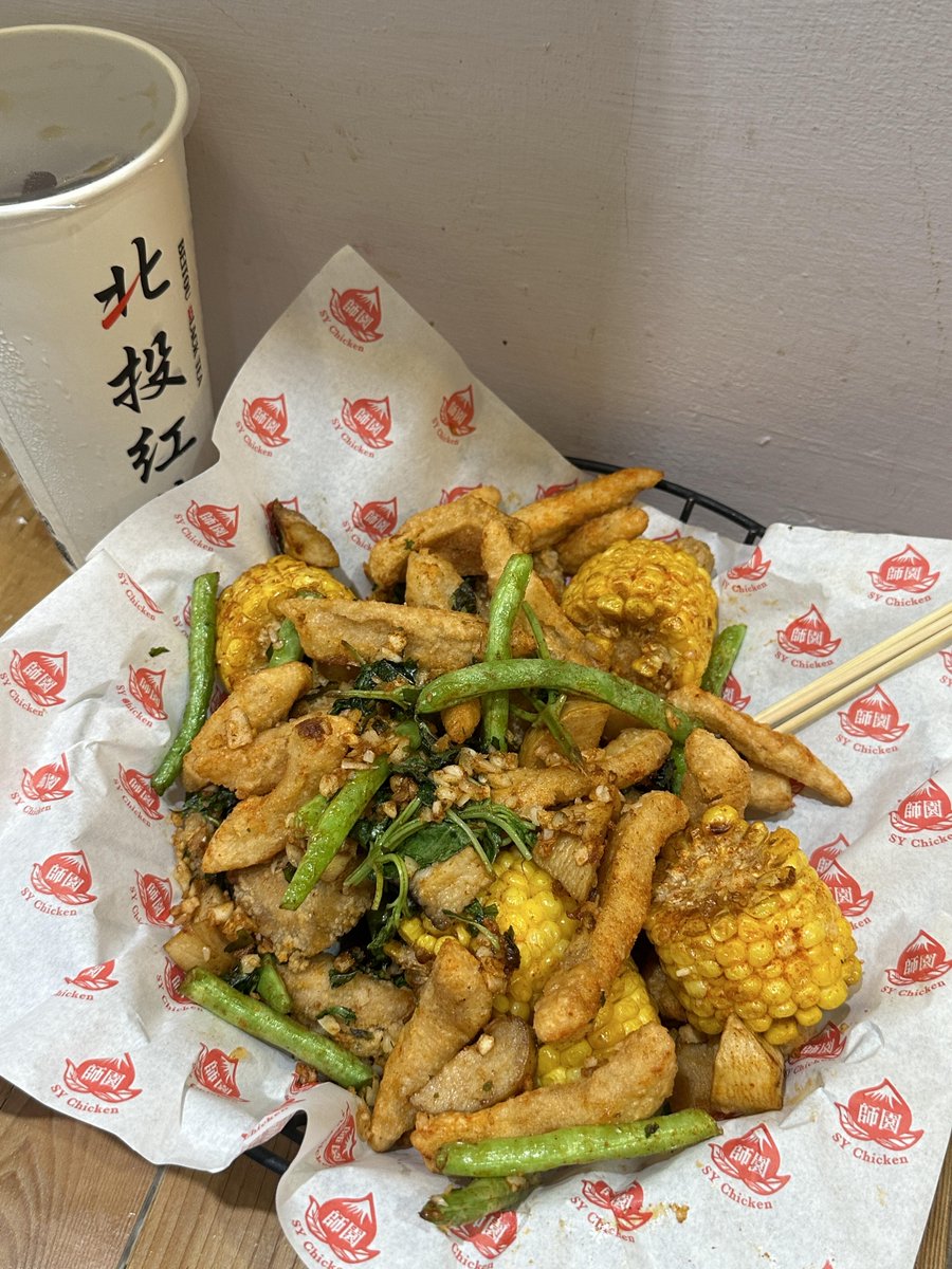 TaraMooree88's tweet photo. 今日の幸せは、この揚げ物盛り合わせ！いんげんとトウモロコシの甘みが揚げ物の油っぽさをリセットしてくれます。ビールとの相性も抜群で、一口ごとに幸せが広がります。🤣 https://t.co/I6Ydr0YwIt