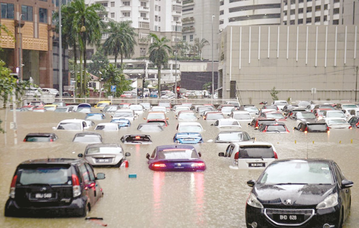 lamkanahraf's tweet photo. This is an anti-stupid development argument.

Undisciplined overdevelopment masalah besar negara. Terutamanya di kawasan bandar. 

Far too long, we’ve “lived” with a model of development that seems to barely consider environmental impact.

And dah takleh deny, memang overdevelopment is an issue. 

Contoh - Wangsa Maju, Sentul, Mont Kiara, TTDI, Taman Melawati dll. 

Setiap inci tanah, kita nak clear dan develop. We keep adding more concrete load onto places that are already under stress.

Then when rain comes, the people bear the price.

Rumah masuk air. Kereta tenggelam. Stock rosak. Traffic lumpuh.

Public money goes into clean-up & repairs again & again.

And some still act surprised.

Bukan semua bencana itu really “natural”.

A lot of what we are dealing with now is the cumulative effect of years of bad land-use decisions.

Too much land clearing. Too little discipline.

That is why I think we should start discussing something more radical: what if we decided to stop building floods?

Bukan nak suruh stop all development.
Bukan anti-growth.
Bukan anti-housing.
Bukan anti-city.

What I mean is actually quite simple.

Kalau area tu dah overdeveloped, bukan hijau dah, terlalu padat, flood prone dan memang infrastruktur dah struggle, then kita patut pause, stop dan let nature catch up again. 

A real policy would probably look something like this:

Kawasan Tenat
Tempat yang dah tertekan. 

Kawasan banjir berulang, tepi sungai, cerun sensitif, wetland, kawasan tadahan air, dan kawasan bandar yang drainage dia memang dah tak cope. 

Dekat sini, pembangunan berisiko tinggi patut pause dulu.

Kawasan Kawalan 
Tempat yang masih boleh dibangunkan, tapi dengan syarat jauh lebih ketat. 

Less site coverage, lebih retention, saliran lebih kuat, green cover kena jaga, dan tak boleh main approve macam biasa.

Kawasan Boleh Bina 
Tempat yang lebih sesuai untuk pembangunan sebab risikonya lebih rendah, infrastrukturnya lebih sedia, dan sistemnya masih boleh tampung pertumbuhan.

And during the “pause”, it doesn’t mean do nothing.

It means restore.

Key to this is to restore.

- Upgrade drainage.
- Add retention ponds & infiltration.
- Stabilise slopes.
- Protect floodplains.
- Bring back tree cover.
- Audit what the land & drainage system can actually cope with before allowing more burden onto it.

Also LET NATURE CATCH UP AGAIN. 

Repair first, then build.

Kalau ikut struktur govt? 

KPKT jaga & drive the planning & zoning.

NRES drive environmental recovery.

State governments control land & must identify high-risk zones.

Local councils must stop approving the worst projects & enforce stricter rules where the system is already under stress.

Maybe this is how it would actually look like in practice.

Apa yang kita panggil “progress” / "development" now is selalunya just future damage with a launch ceremony.

Is this a difficult & radical policy?

Aku rasa yes. 

The current system rewards the exact opposite.

Land conversion brings revenue. New projects look good politically. Announcements sound like growth.

Everyone gets to say something is being built. The damage only appears later, & by then the public is the one paying for it.

It is a political economy issue.

Not every piece of land needs to be maximised.

Some places need to be protected. Some places need to be left alone. Some places need to recover.

So yes, just nak cakap :

Stop building floods. Restore before we build more.

(Gambar sekadar hiasan)