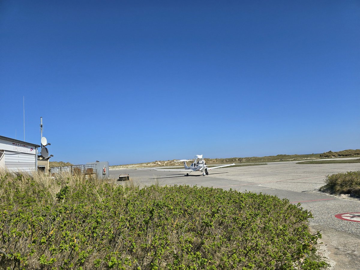ixxim's tweet image. Hier mal einige Impressionen von gestern auf #Helgoland #Düne #Urlaub 
Flugzeugstart auf Helgoland Düne 🛩️