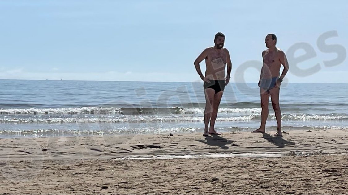 Els valencians li estem pagant una prejubilació daurada al Molt Miserable Carlos Mazón

➡️ Cobra 75.000€ a l’any
➡️ Té dos assessors
➡️ Disfruta de cotxe oficial amb xofer de manera vitalícia

Però MAI oblidarem que la seua negligència li va costar la vida a 230 persones