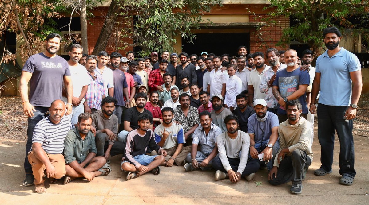 BDKSFAOfficial's tweet image. Yesterday Exclusive Pic.!📸💥

#MangoPachcha Shooting Wrapped.!😻💥

Namma @KicchaSudeep Boss 👑

@sanchithsanjeev @iampriya06
#KicchaSudeep #Sanchith
#KicchaBOSS #Kiccha48 #BRB