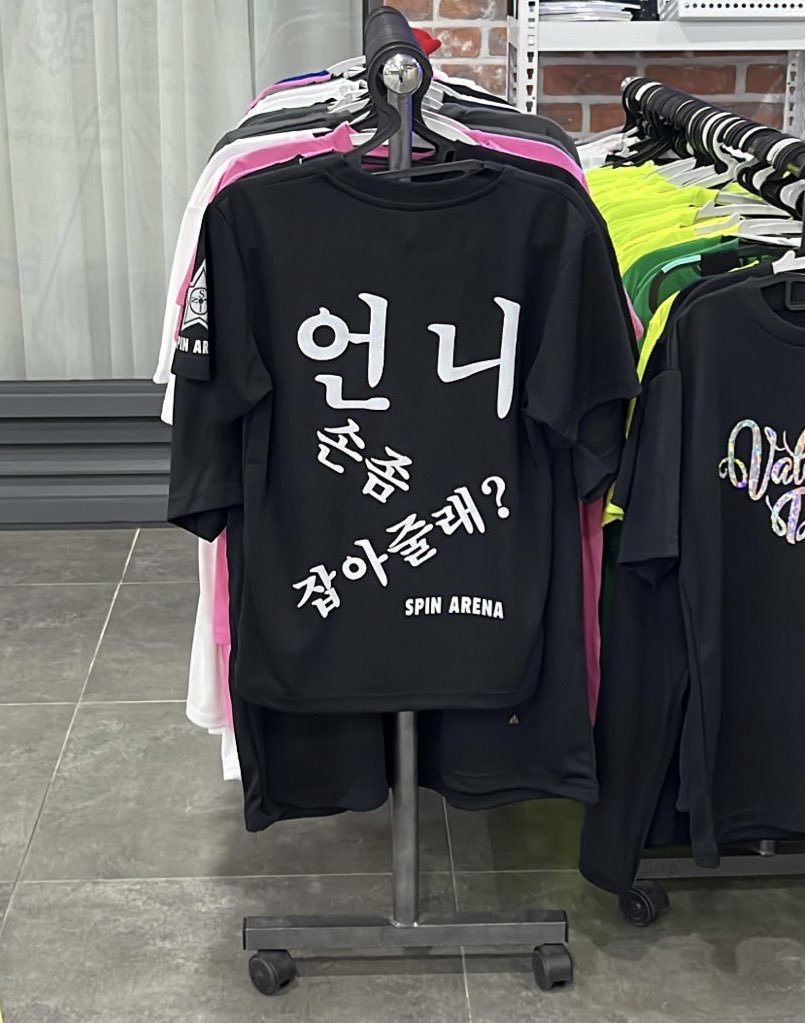 레즈비언 가시화 주간 츄카츄카츄 ~~~ 💜
저는 우리가 손을 잡고 걸으면 인권 운동이 되지 라는 말을 참 좋아합니다. 레즈비언들아 모두 행복하자 사랑해 😍🔥