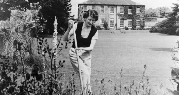 lorraineelizab6's tweet image. Molly Keane (20 July 1904 Co. #Kildare-22 April 1996 #Ardmore #Waterford). née Mary Nesta Skrine.👩‍🎓Wexford home/boarded in Bray.✍️ @Aosdana📚/plays (some as MJ Farrell). Wrote about the "big house"! Adapted to📺. Molly Keane Creative Writing Award! dib.ie/biography/kean…