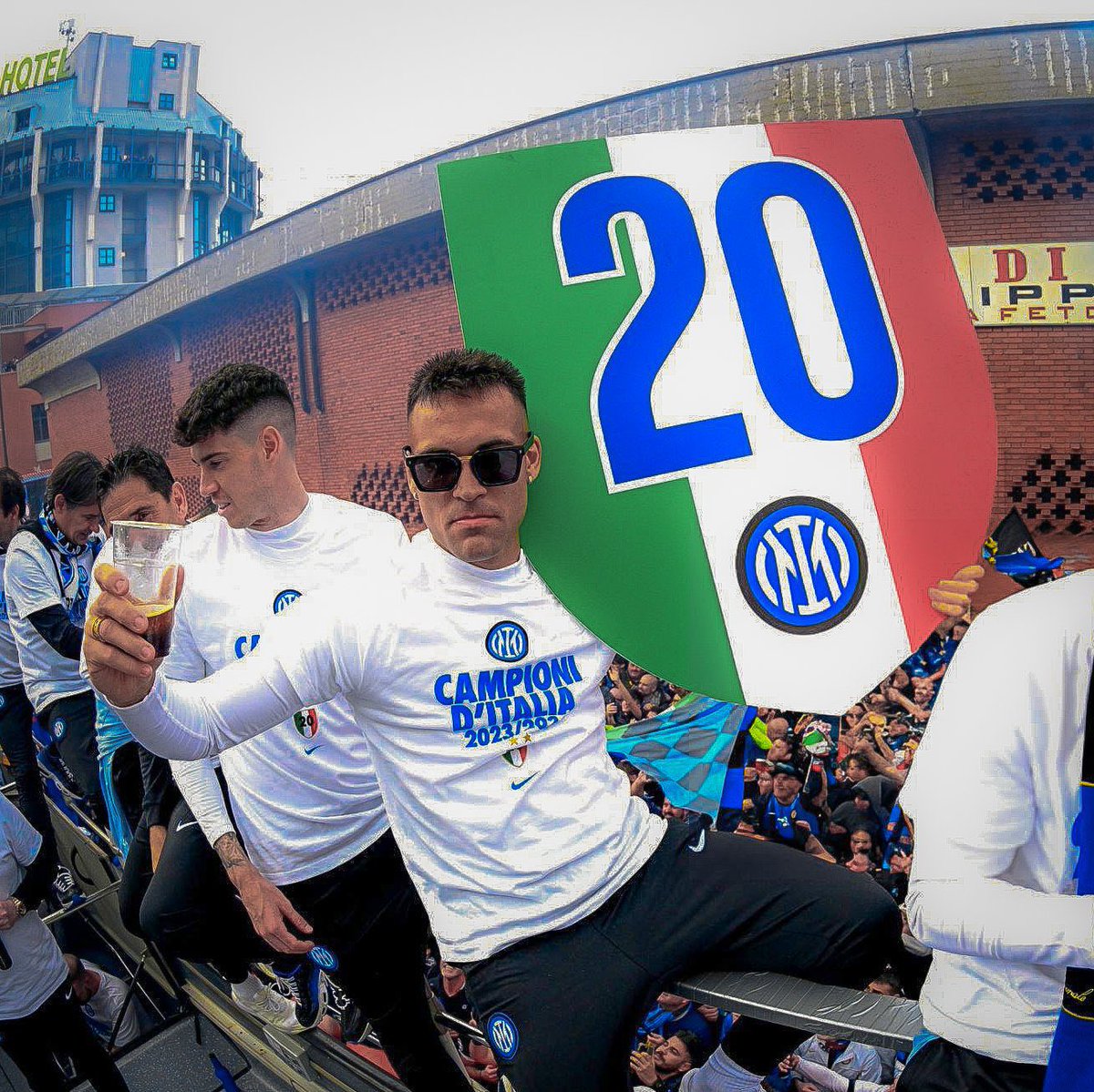 ROSA_INTER21's tweet photo. È quel giorno lì, il giorno dello scudetto, quello in faccia

#22Aprile 
Felice anniversario bistellati 

#IM2stars⭐️⭐️🇮🇹🏆 
#FCinternazionale🖤💙 
#LaSquadraPiùBellaDelMondo❤️ https://t.co/YmbnZsK4mN