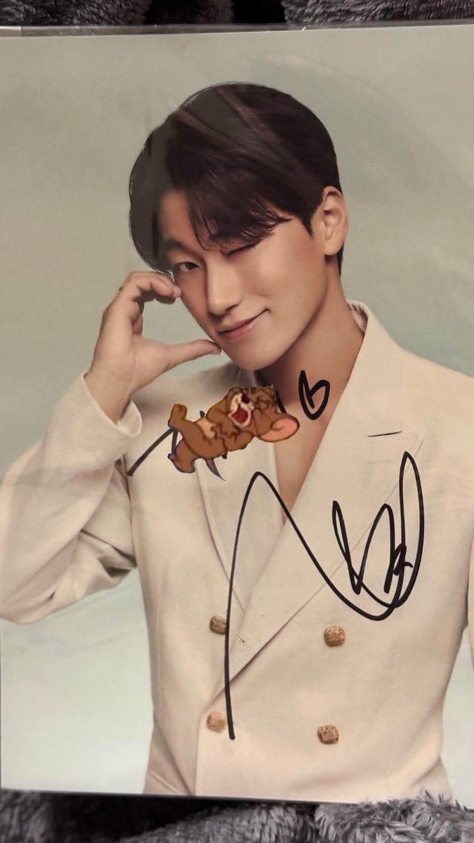 Betul_932's tweet photo. The biggest gift for me 🤍🔒

#ATEEZ #에이티즈 #CHOISAN #최산  brmud_global #BRMUDGLOBAL Thank you sooo much! https://t.co/tDjM6tPMqe
