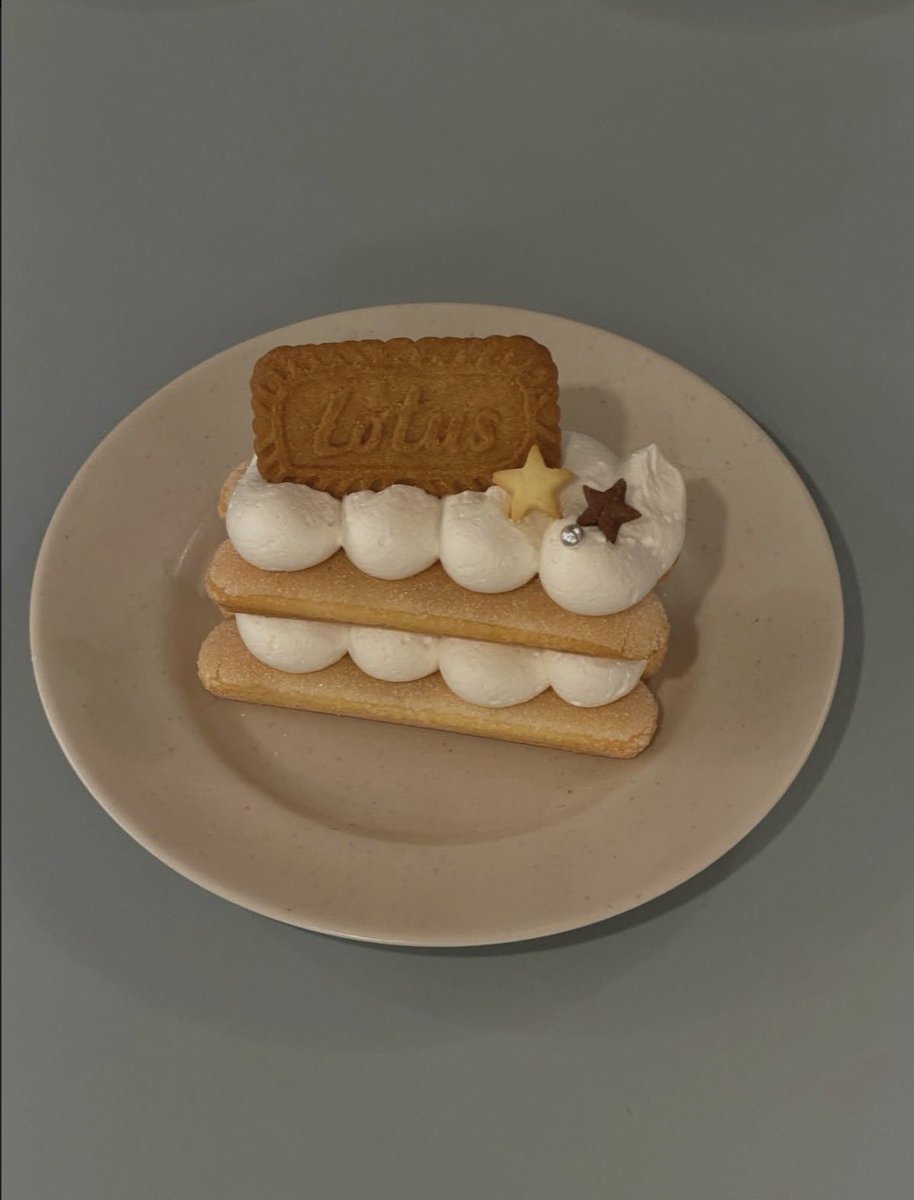 mylo_magazine's tweet photo. 新宿のカフェが星メニュー始めて神 https://t.co/RnKS0SMby9