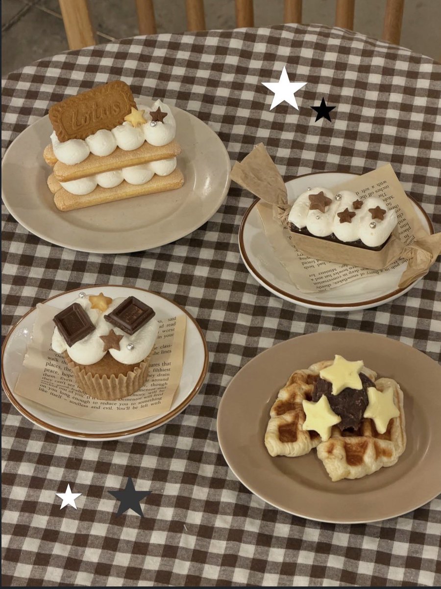 mylo_magazine's tweet photo. 新宿のカフェが星メニュー始めて神 https://t.co/RnKS0SMby9