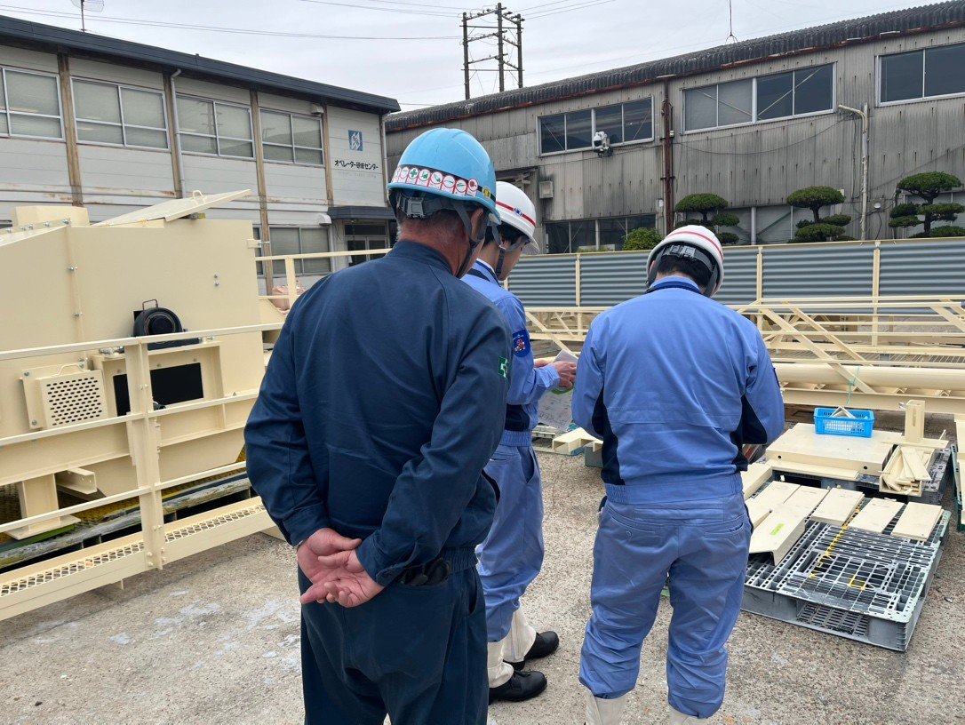 研修中 工場を歩いていると研修中の新入社員を発見📸 配属先に関係なく