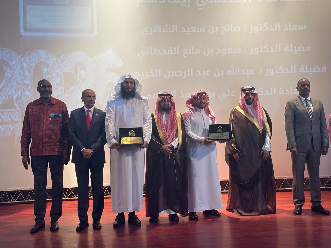 PalaisduPeuple's tweet photo. Ce lundi 20 avril 2026, l'Institut Islamique à Djibouti a organisé une cérémonie de remise des diplômes 2026, en présence du membre du gouvernement, des ambassadeurs et hauts invités au Palais du Peuple. https://t.co/Nm9fZ5xryg