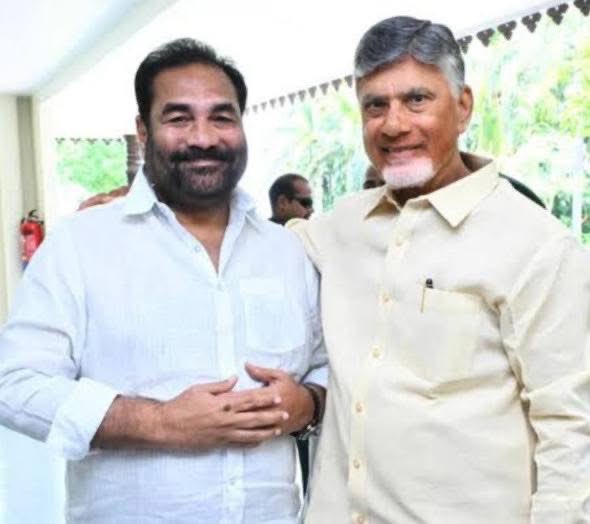 JspBVMNaresh's tweet photo. పిఠాపురం మాజీ ఎమ్మెల్యే పెండెం దొరబాబు వైసీపీ నుండి జనసేన పార్టీలో చేరారు.. వైసిపి కోవర్ట్ అంటూ  నిన్నటి నుండి తెలుగుదేశం సోషల్ మీడియాలో తెగ ట్రోల్స్ చేస్తున్నారు.

టీడీపీ పార్టీ 2014 అధికారంలో ఉన్నప్పుడు ఏకంగా 23 మంది వైసీపీ ఎమ్మెల్యేలను పార్టీలోకి తీసుకున్నారు. 2024 లో కూడా  ఆనం రామనారాయణ రెడ్డి మేకపాటి చంద్రశేఖర్ రెడ్డి సి రామచంద్రయ్య ఎన్సీవి నాయుడు వసంత కృష్ణ ప్రసాద్ పార్థసారథి లాంటి ఎందరో వైసీపీ నుండి టిడిపిలో చేరారు.వారిలో కొంతమందిని ఏకంగా  మంత్రుల్ని కూడా చేశారు చంద్రబాబు గారు. మరి వీరిలో వైసిపి కోవర్ట్ లు ఎంతమంది ఉన్నారు.?పార్టీలు అన్నాక వలసలు సర్వసాధారణం.

 2024లో  పిఠాపురం టిక్కెట్ ఇవ్వలేదని చంద్రబాబు ఫోటోలు తగలబెట్టించిన వర్మ ఇప్పుడు చంద్రబాబు ఫోటో లేదని కావాలనే గొడవ చేస్తుంటే చూస్తూ ఊరుకుంటారా..?
 కాబట్టి దొరబాబు గారు ఎదురు తిరిగి నిలదీశారు.
 అందులో తప్పేముంది..?
 ఏ పార్టీలో ఉంటే ఆ పార్టీకి విధేయంగా పనిచేస్తారు.
 " వైసిపి నుండి వచ్చిన వారితో  జనసేన పార్టీ జాగ్రత్తగా ఉండాలి " అనే పచ్చ తమ్ముళ్లు  మీ టిడిపిలో  ఉన్న దాదాపు 30 మందికి పైగా వైసీపీ నాయకులతో జాగ్రత్తగా ఉండండి.
 మాకేం నీతులు సలహాలు చెప్పక్కర్లేదు.ఎప్పుడు ఏం చేయాలో ఎవరిని ఎక్కడ ఉంచాలో కళ్యాణ్ గారికి బాగా తెలుసు. ముందు మీరు పొత్తు ధర్మం పాటించడం నేర్చుకోండి.
