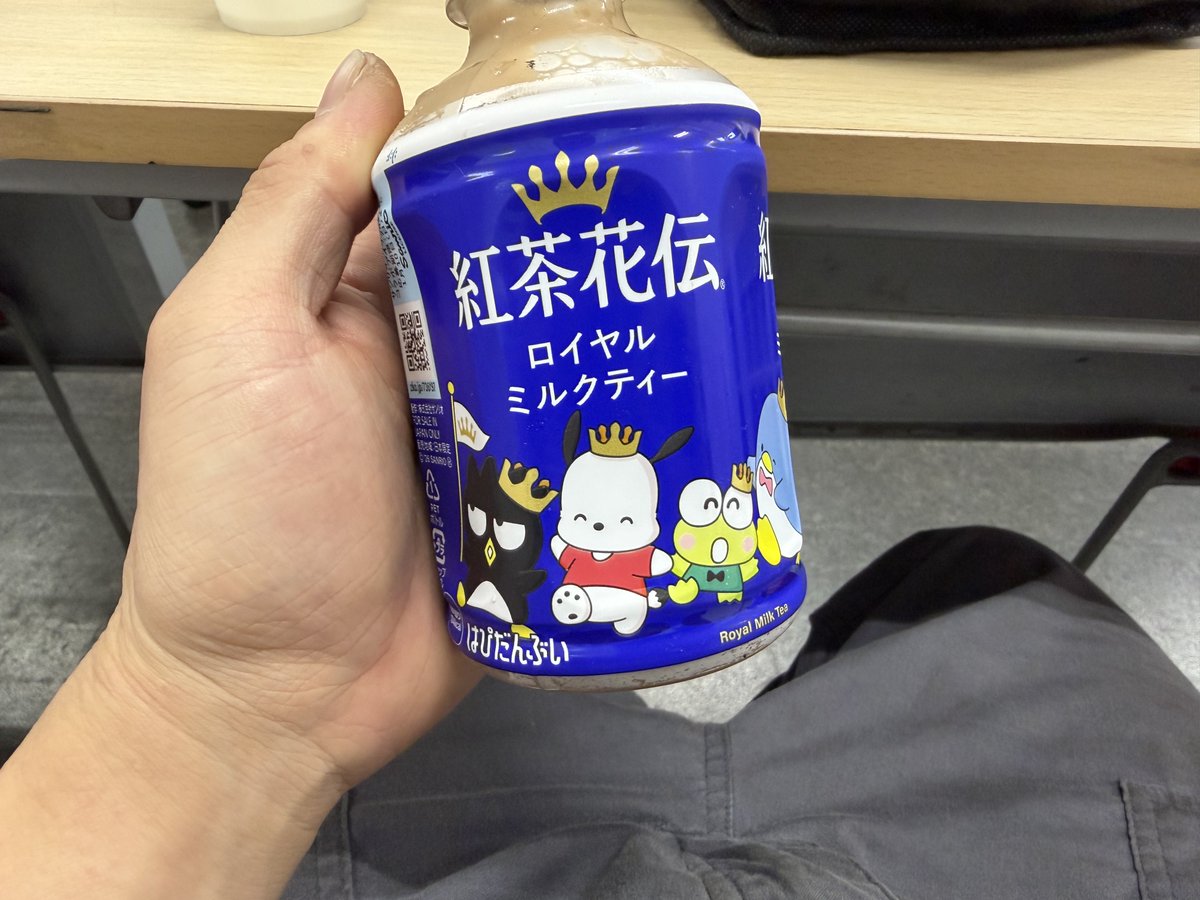 sh_jc765's tweet photo. ミルクティー買ったらはぴだんぶいとコラボ？してた！！
かわにー https://t.co/uH9bJT3M7Z