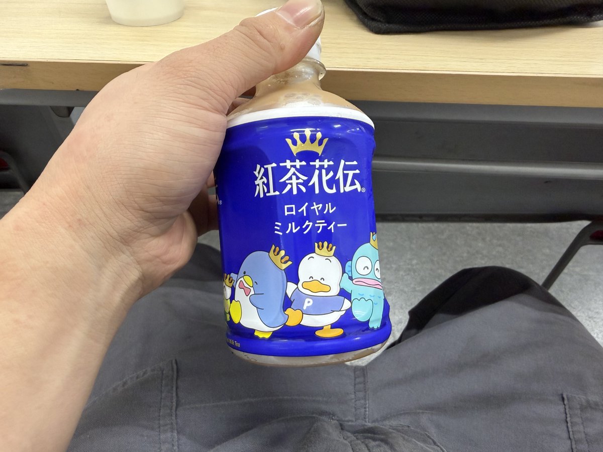 sh_jc765's tweet photo. ミルクティー買ったらはぴだんぶいとコラボ？してた！！
かわにー https://t.co/uH9bJT3M7Z