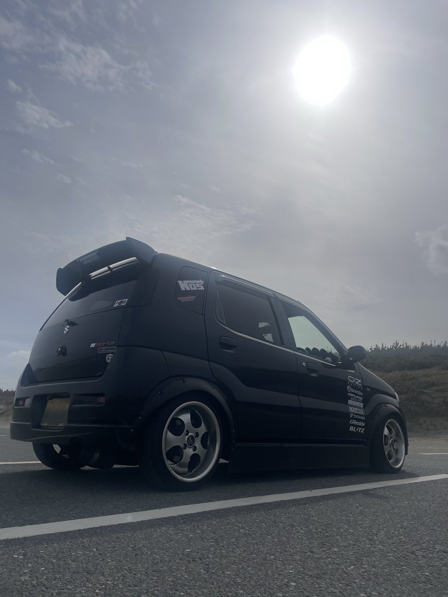 身の丈にあう車に乗る男 tweet media