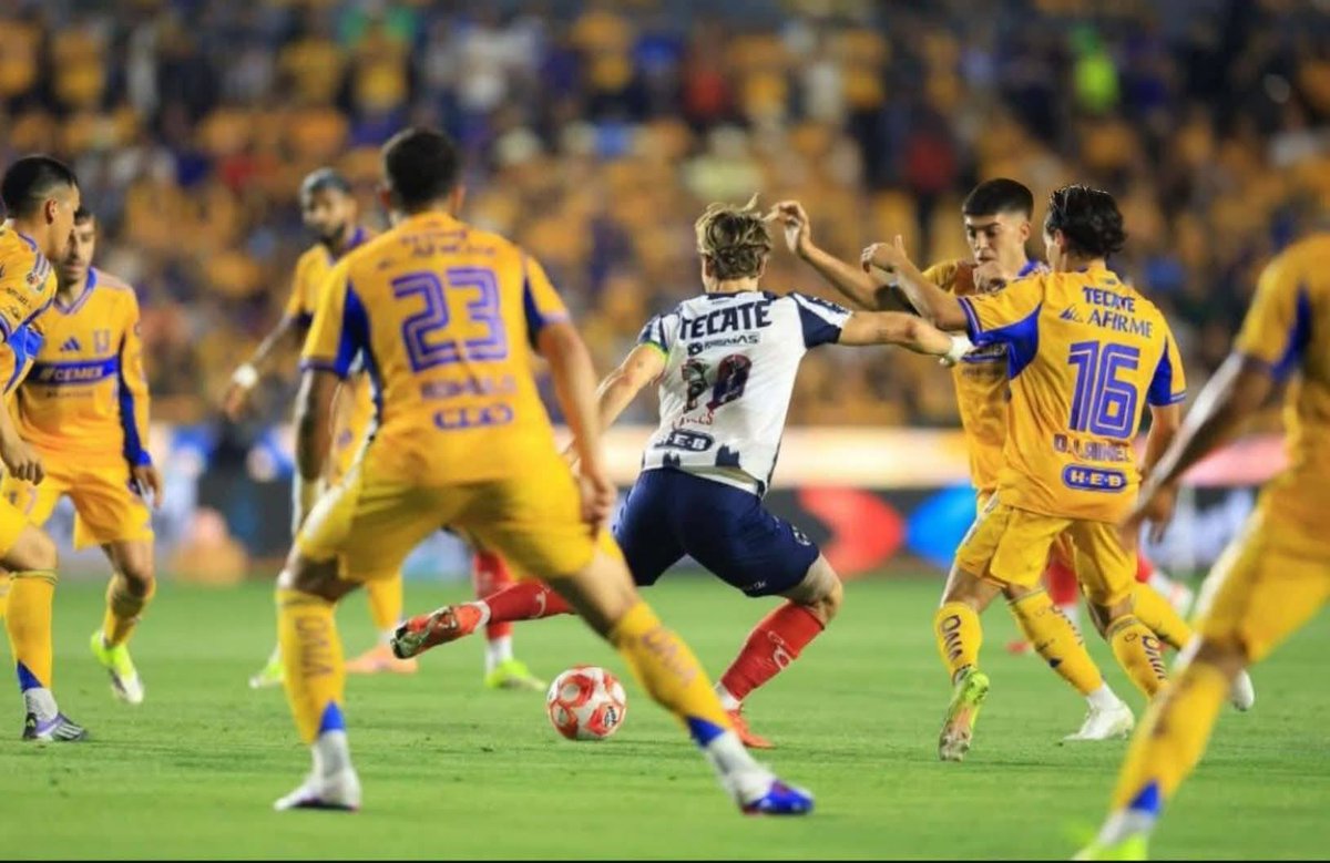 jeduardogalvan's tweet photo. Sergio Canales:

Hoy me dueles pero te agradezco cada momento de alegría.

Llegaste a un Monterrey sin idolos y te convertiste en uno muy rápido, con ese talento y alegria: NOS DISTE ESPERANZA.

Eres uno de los jugadores que más he gozado ver en mi equipo @Rayados

Te extrañare. https://t.co/46ZeBYn5rP
