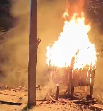 News24Bharattv's tweet image. #रायबरेली

अराजकतत्वों ने दुकान में लगाई आग

आग लगने से दुकान जलकर राख

परिवार के भरण पोषण का सहारा टूटा

पुलिस मामले की पड़ताल में जुटी

ऊंचाहार कोतवाली क्षेत्र के कल्यानपुर मजरे की घटना

#Raebareli
@raebarelipolice