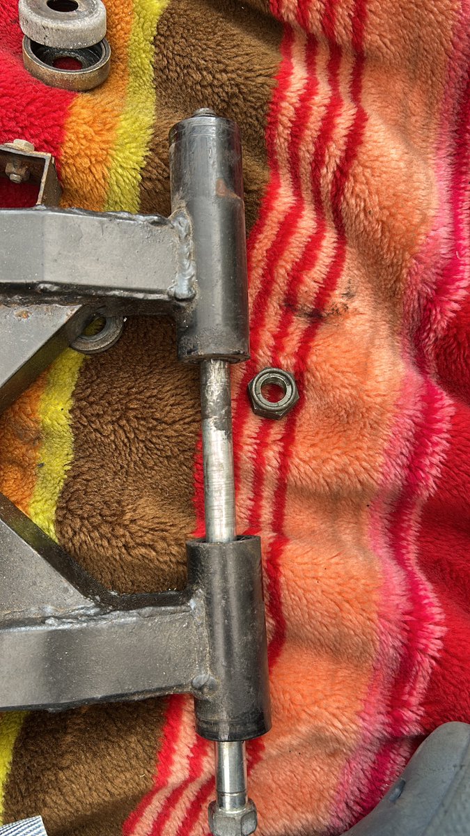 スイングアームの片方にベアリングの受け？
入ってなかったんだけどどゆこと？？？
やはりヤフオクは闇が深い
しかも左右で芯が違うからかなりズレてる…
いやどうしようこれ…
 #TW200  #TW225