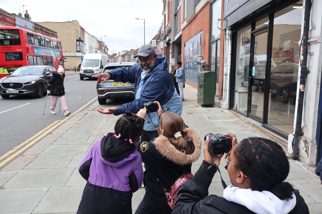 createcharity's tweet image. 📸Last month, young carers in Brent took to the streets to try out photography!

Supported by John Lyon's Charity, community:matters is our multi-arts programme in partnership with @BrentCarer , @brentmencap and @SalusburyWORLD 

#PeopleNeedToCreate