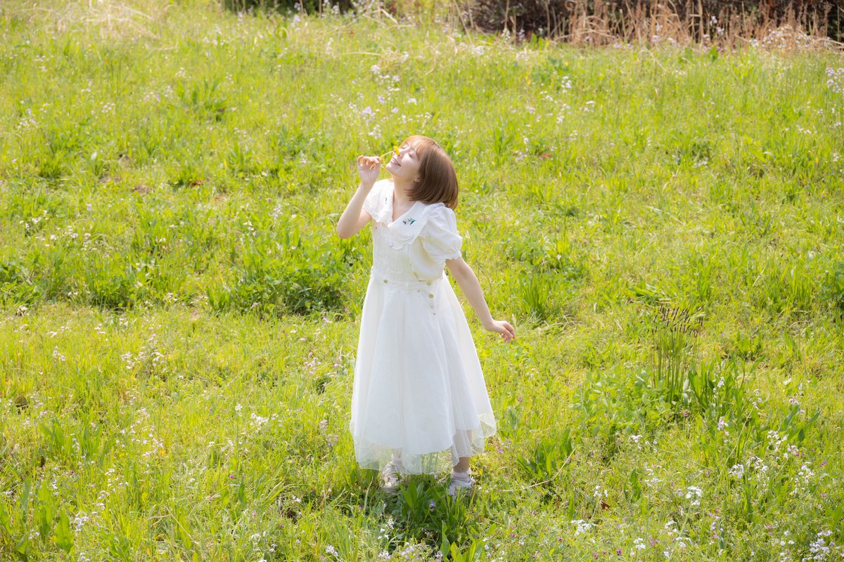 mihawould's tweet photo. まるでアルプスの少女のようだと言われ続ける、年齢すら隠せない31歳です。🌱笑

自然を愛する気持ちも、春を愛する気持ちも、お日様や風の気持ちの良さも何も変わらないのに、大人になると素直に生きてはダメなのでしょうか？
い��だって野原を風と蝶々と駆け回りたいし、お花と踊りたいし、お日様と微笑みあいたい🤍
心だけは永遠の少女でいてもいいですか？🫧