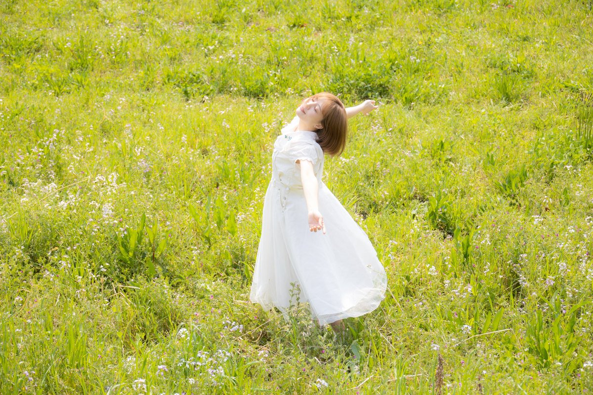 mihawould's tweet photo. まるでアルプスの少女のようだと言われ続ける、年齢すら隠せない31歳です。🌱笑

自然を愛する気持ちも、春を愛する気持ちも、お日様や風の気持ちの良さも何も変わらないのに、大人になると素直に生きてはダメなのでしょうか？
い��だって野原を風と蝶々と駆け回りたいし、お花と踊りたいし、お日様と微笑みあいたい🤍
心だけは永遠の少女でいてもいいですか？🫧